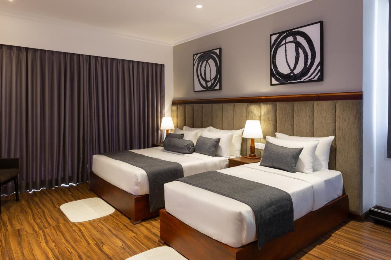 נוארה אליה Hotel Grand Turf מראה חיצוני תמונה
